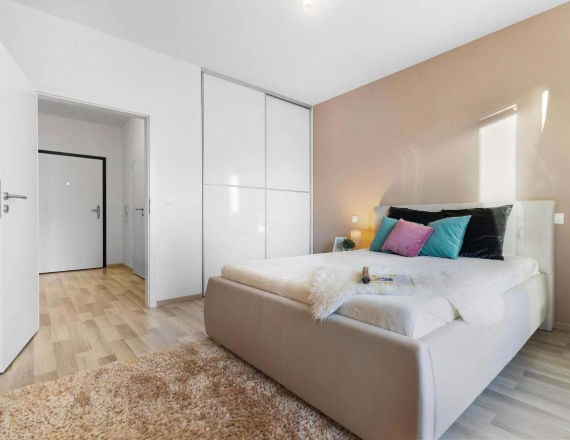 Sunflower - Modern Large Charming Apartment With Balcony Pozsony Kültér fotó
